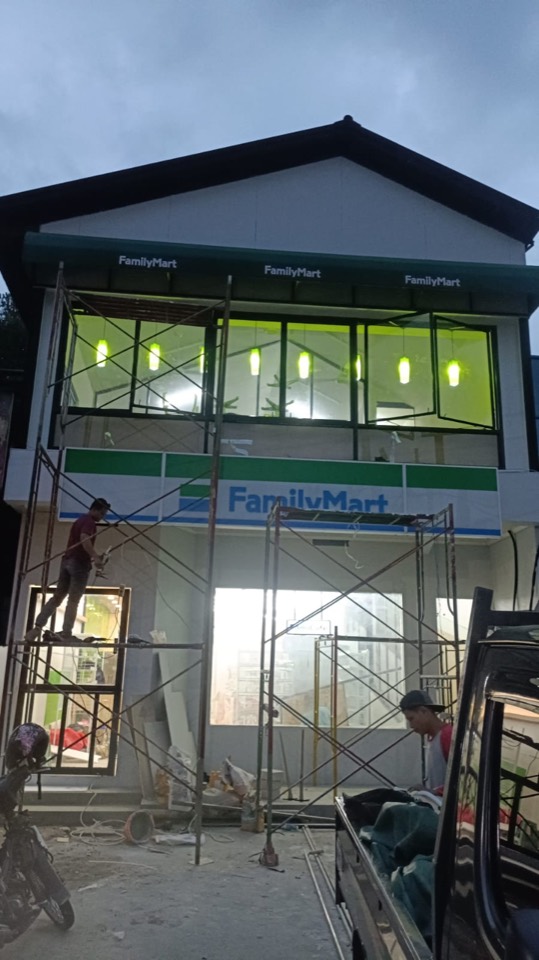 Pembangunan gerai FamilyMart dua lantai dengan fasad dan signage