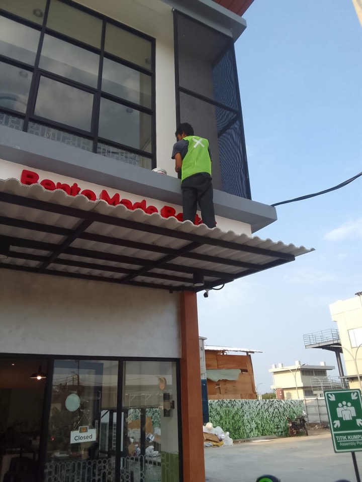 Pembangunan gerai HokBen dua lantai dengan fasad dan kanopi