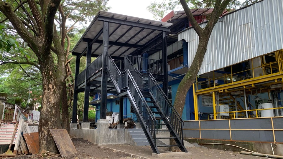 Struktur tangga dan platform akses baja di fasilitas Petrotekno Solo